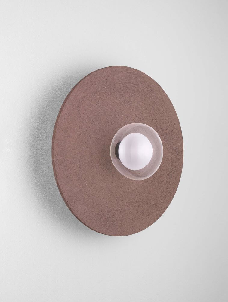 Vrahos Wandleuchte G9 Ø 44,5cm Beton Rot - rundes rotes Betondesign mit klarer Glaskugel und G9-Lampe an weißer Wand