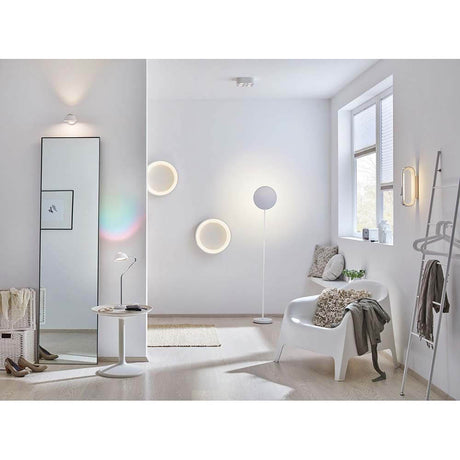Wandleuchte Ardora Deckenleuchte dim LED 1x31W Weiß in modernem Wohnzimmer-Setting.