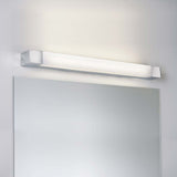 Moderne Wandleuchte Quasar in Chrom mit satiniertem Acrylglas, ideal für Badezimmer, IP44 spritzwassergeschützt.