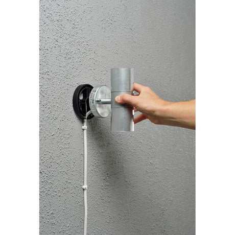 Wand-Distanzhalter für Leuchten, Montageanleitung mit Hand und Halterung an Wand