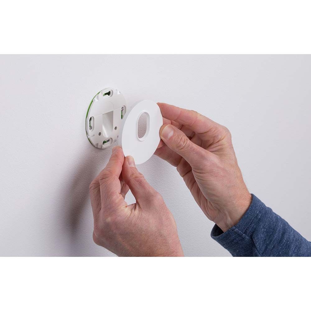 Installation einer runden Wand-Einbauleuchte mit Sensortechnologie für dekoratives Licht.