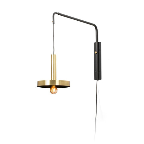 WHIZ guldfarvet satin væglampe med et moderne design og elegant look i guld og sort.