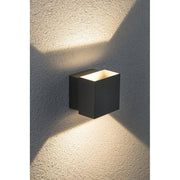 Wandaufbauleuchte LED Cybo eckig 2x3W grau 100x100mm an Wand installiert mit Lichtakzenten.