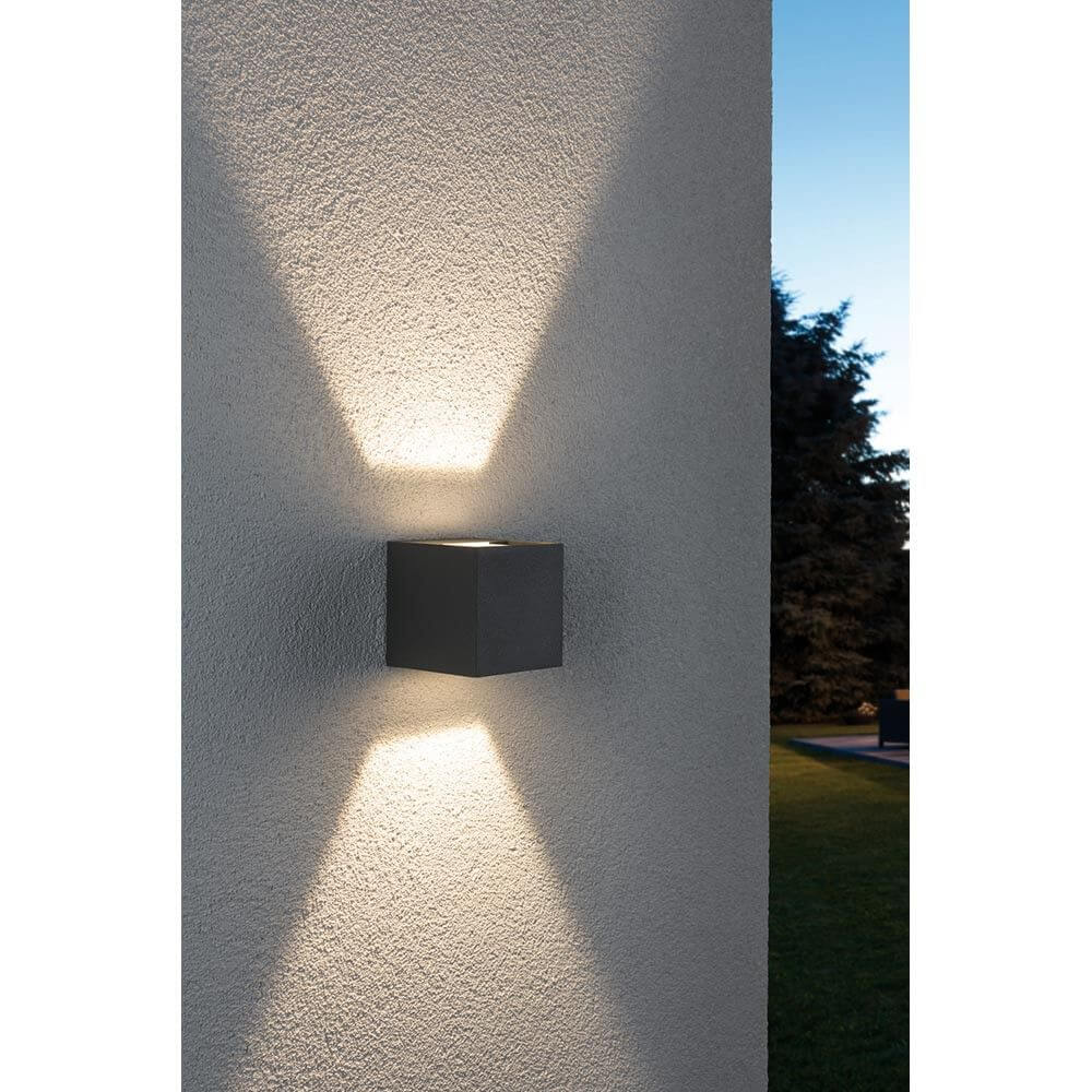 Wandaufbauleuchte LED Cybo eckig 2x3W grau 80x80mm an Wand mit Lichtakzenten nach oben und unten.
