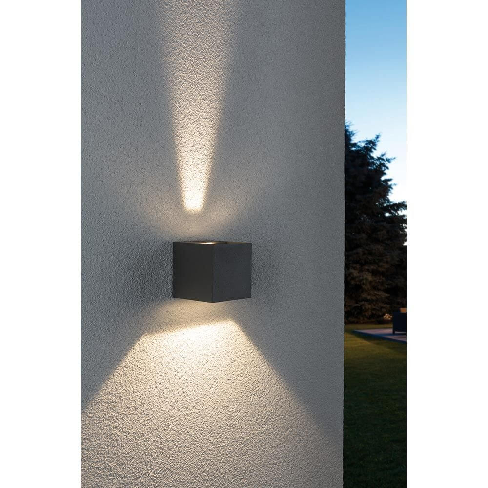 Wandaufbauleuchte LED Cybo eckig 2x3W grau 80x80mm an Wand, mit variablen Lichtakzenten.