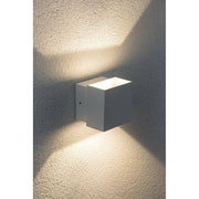 Wandaufbauleuchte LED Cybo eckig 2x3W weiß 100x100mm an einer Wand mit Lichtakzenten.