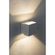 Wandaufbauleuchte LED Cybo eckig 2x3W weiß 100x100mm an einer Wand mit Lichtakzenten.