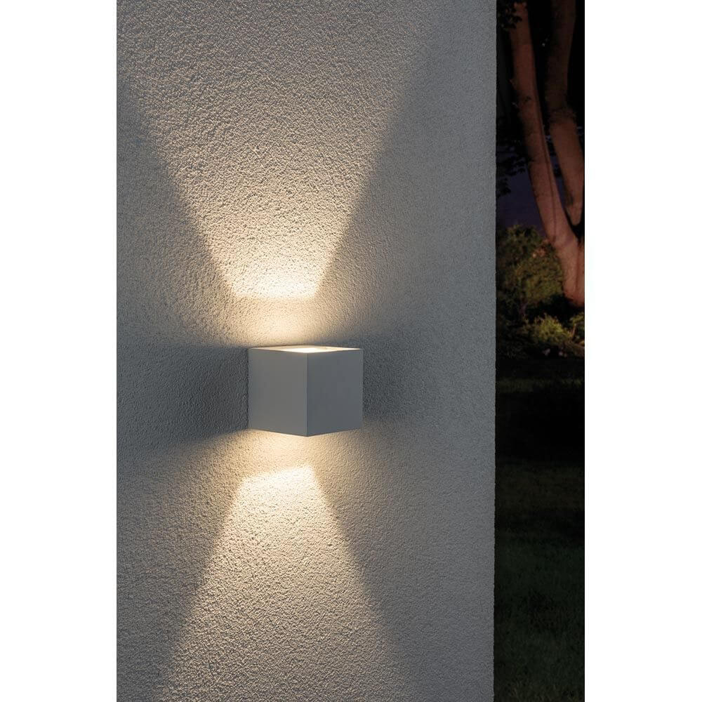 Wandaufbauleuchte LED Cybo eckig 2x3W weiß 80x80mm an Wand mit Lichtakzenten.