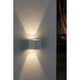 Wandaufbauleuchte LED Cybo eckig 2x3W weiß 80x80mm an Wand mit Lichtakzenten.