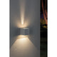 Wandaufbauleuchte LED Cybo eckig 2x3W weiß 80x80mm an Wand mit asymmetrischer Lichtabgabe.