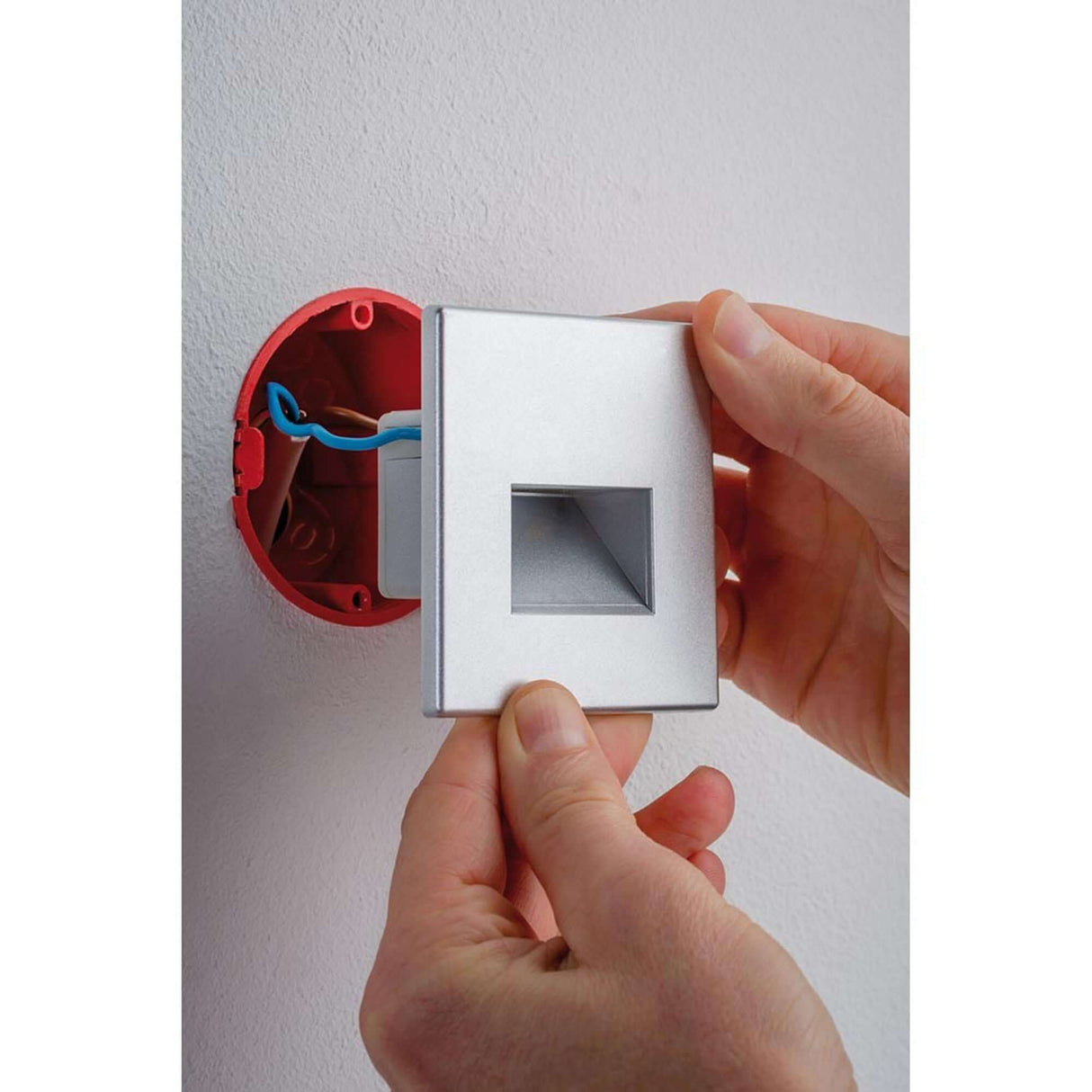 Wandeinbauleuchte LED Edge Quadro Chrom-Matt Montage mit hochwertigem Design und einfacher Installation.