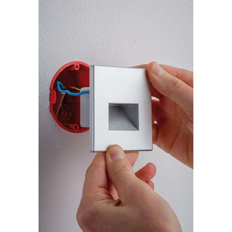 Wandeinbauleuchte LED Edge Quadro Chrom-Matt Montage mit hochwertigem Design und einfacher Installation.
