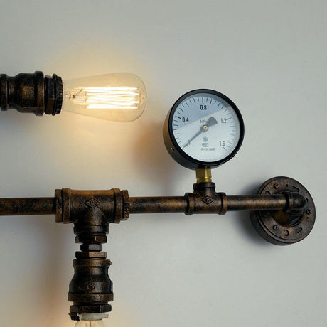Wandlampe Amarcord Rostfarben mit Eisenrohren und Glühbirne