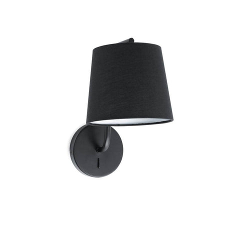 Wandlampe BERNI Schwarz an der Wand montiert mit schwarzem Lampenschirm.