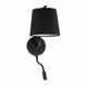 Wandlampe BERNI mit LED-Leselicht Schwarz an der Wand montiert, elegantes Design in Schwarz für den Wohnbereich.