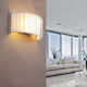 Wandlampe LINDA 2-flammig Weiß an einer Wand in einem modernen Wohnzimmer.