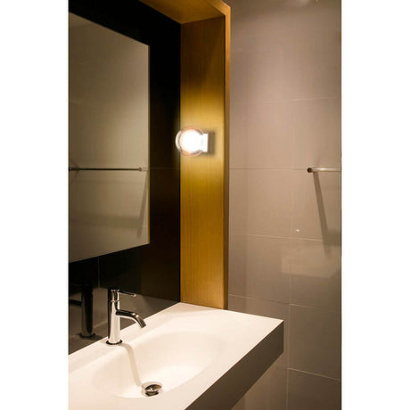 Wandlampe PERLA IP44 Chrom installiert im Badezimmer über dem Waschbecken.
