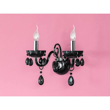 Vegglampe Queen 2-flammig Svart, Krom med krystallanheng på rosa bakgrunn.