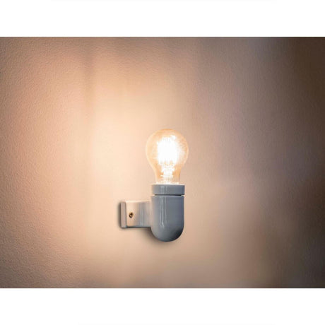 Wandlampe SERA Weiß mit leuchtender Glühbirne an einer Wand montiert