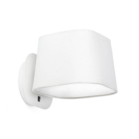Wandlampe SWEET Weiß an der Wand montiert mit modernem Design in Weiß.