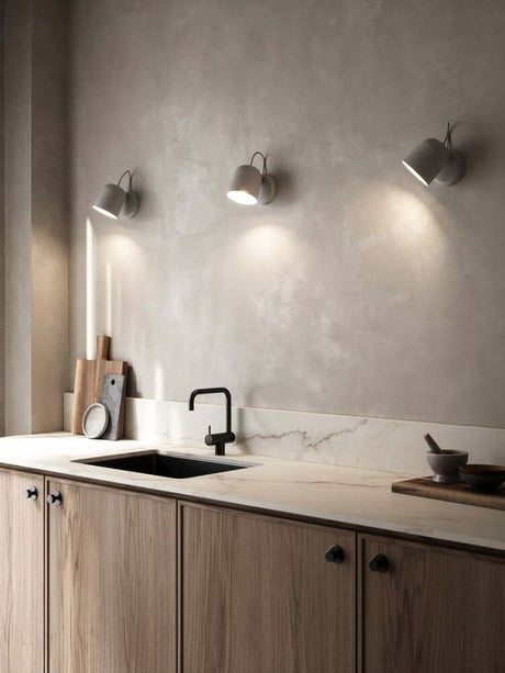 Wandleuchte Angle in moderner Küche, ideal für Nebenbeleuchtung und Badezimmer.