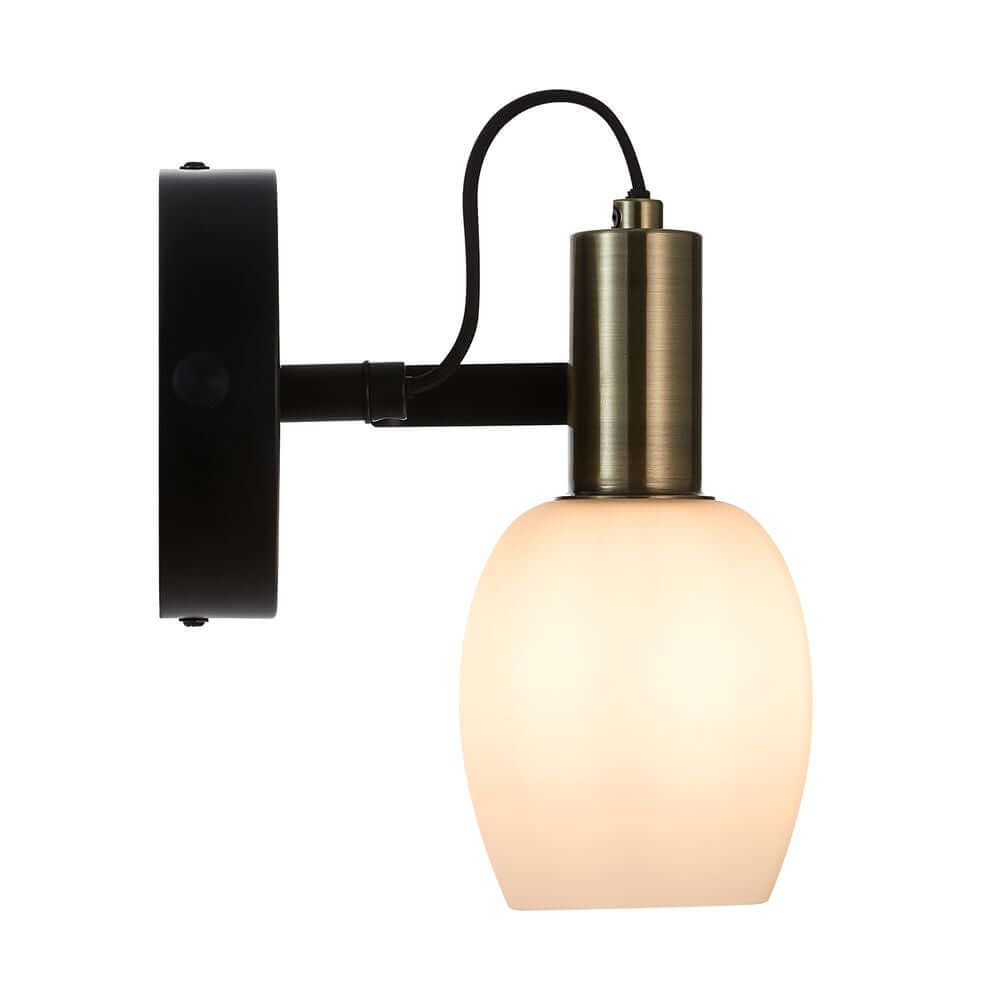 Wandleuchte Arild mit mattem Opalglasschirm und bräunlichen Messingdetails, modern und elegant.