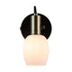 Wandleuchte Arild mit modernem Design und industriellem Touch, bräunlichen Messingdetails und matt opalem Glas.