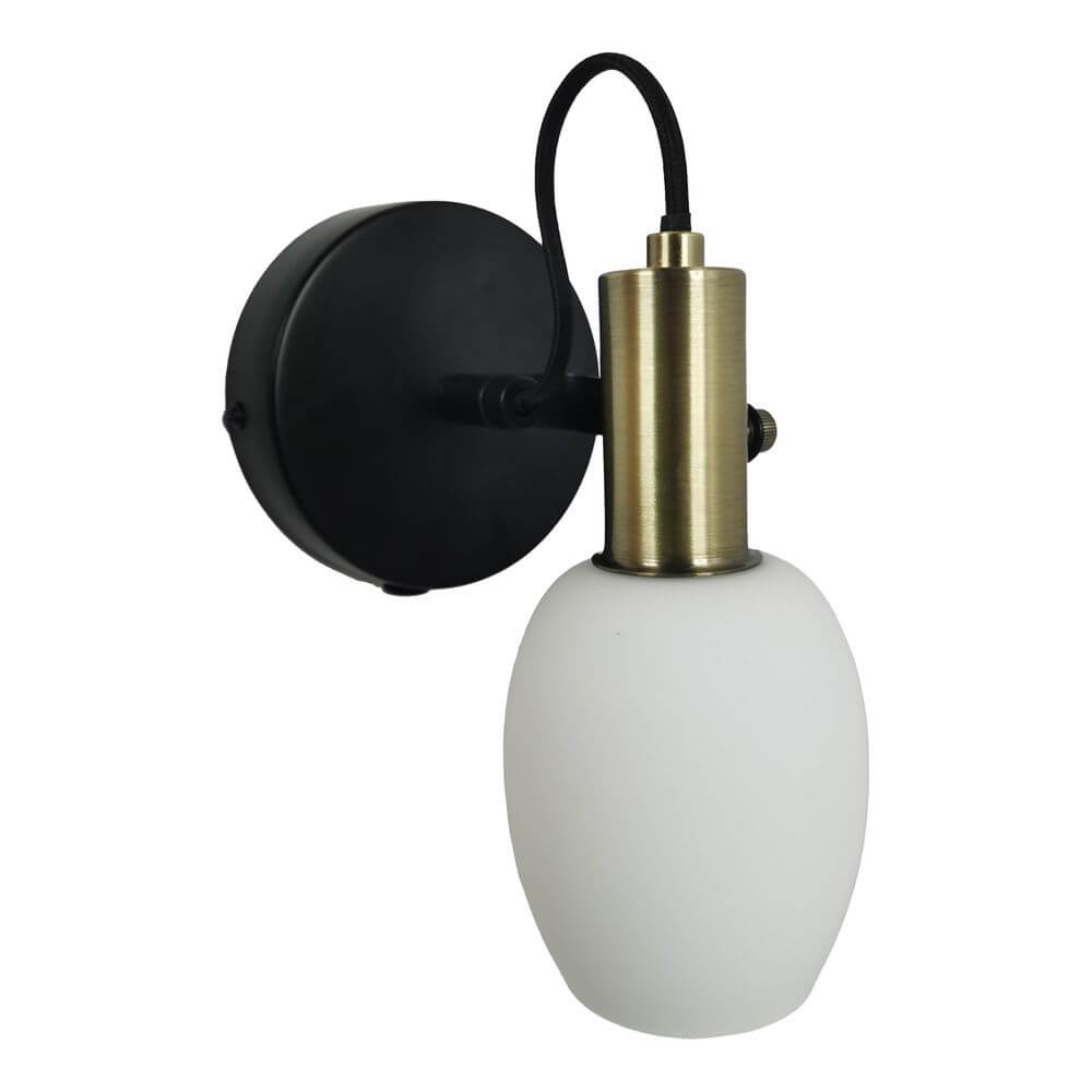 Wandleuchte Arild mit mattem Opalglasschirm und Messingdetails, modernes Design für stilvolle Beleuchtung.