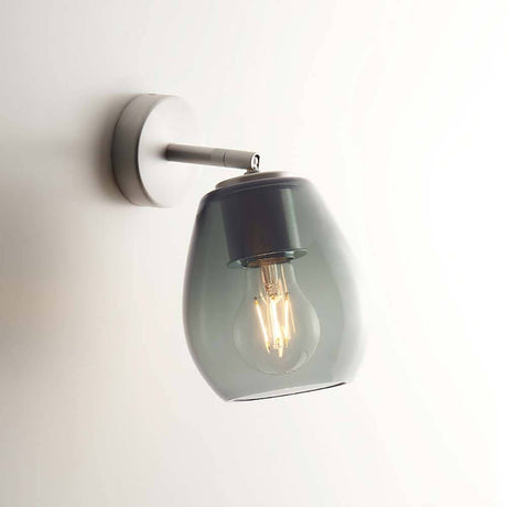 Casablanca Wandleuchte Bagan Aluminium mit grauem Lampenschirm an der Wand.