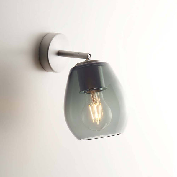 Casablanca Wandleuchte Bagan Aluminium mit grauem Lampenschirm an der Wand.