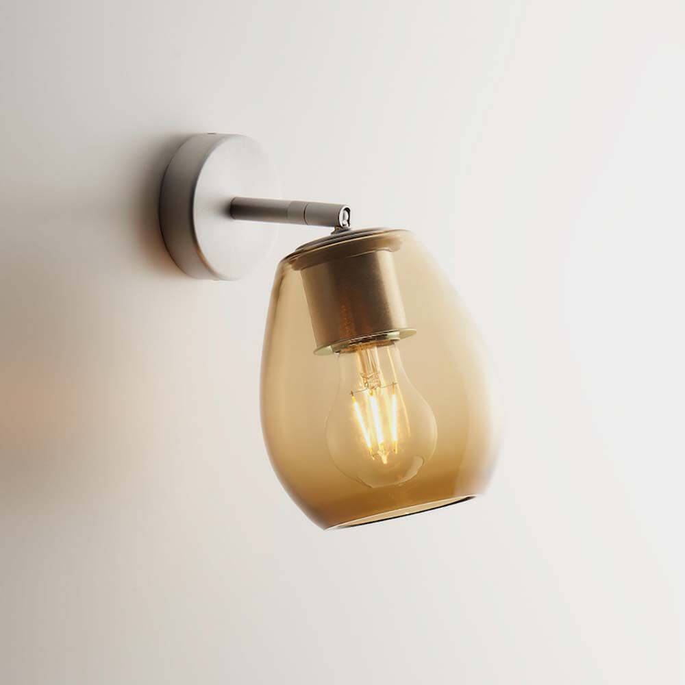 Casablanca Wandleuchte Bagan Aluminium mit modernem Design und amberfarbenem Lampenschirm.