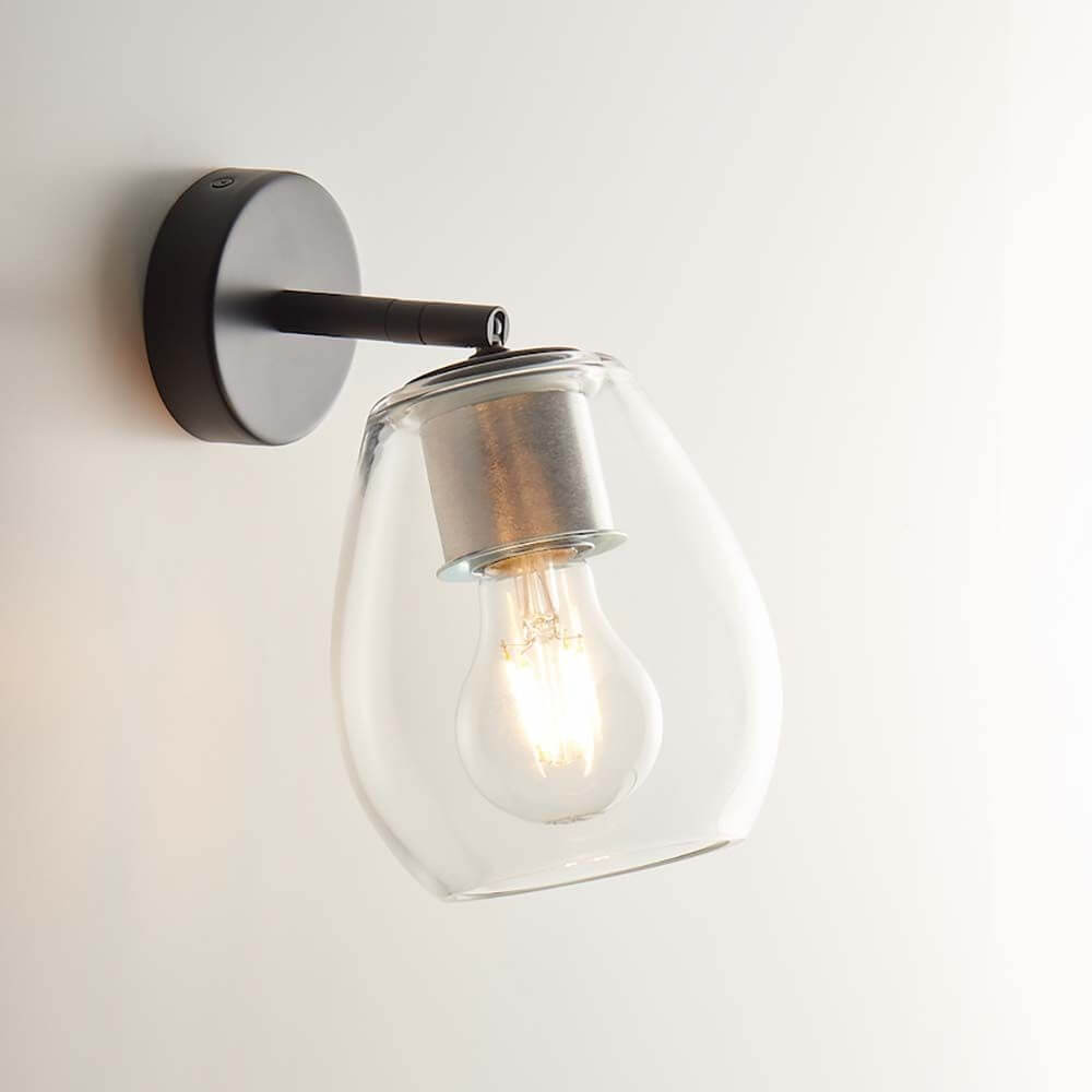 Casablanca Wandleuchte Bagan Aluminium an der Wand mit Glaslampenschirm und Glühlampe.