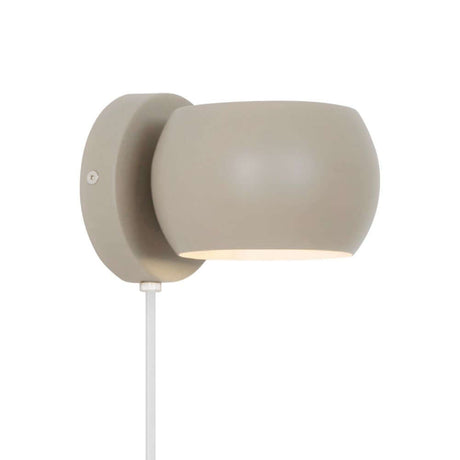 Applique murale Belir au design élégant avec abat-jour mobile pour une mise en lumière personnalisée.