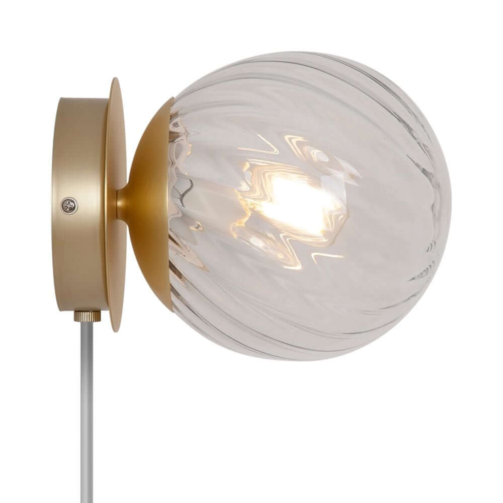 Wandleuchte Chisell mit modernem Messing und verwirbeltem Glas, inspiriert vom Art-déco-Stil.