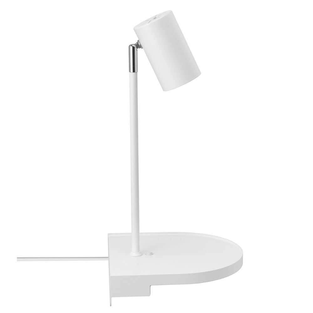 Wandleuchte Cody mit praktischem USB-Anschluss und verstellbarem Lampenkopf in minimalistischem Design.