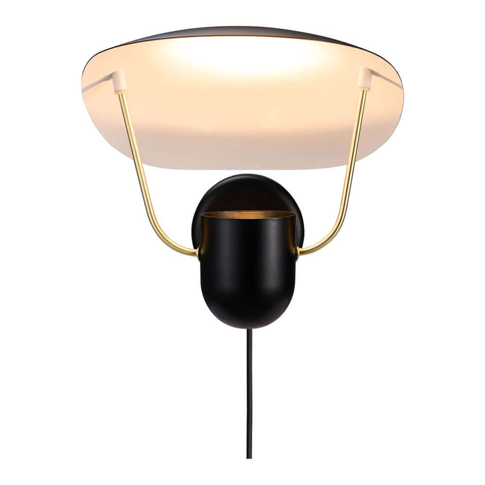 Wandleuchte Fabiola von Charlotte Høncke, elegantes Design mit brass Details und skulpturalem Lampenschirm.