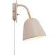 Wandleuchte Fleur 15 mit nostalgischem Design, in puderfarbenem Beige und Messingdetails, verstellbarem Lampenkopf.