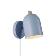 Wandleuchte Gaston in hellblau mit Holzdetail, ideal für Spiel- oder Kinderzimmer.
