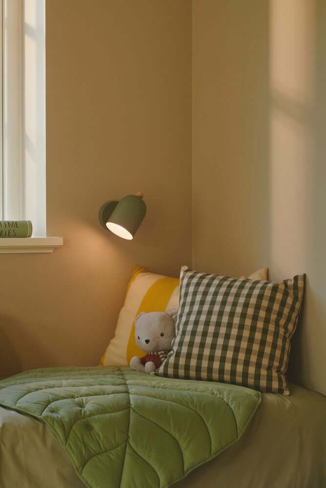 Wandleuchte Gaston in einem gemütlichen Kinderzimmer mit Kissen und Dekoration.
