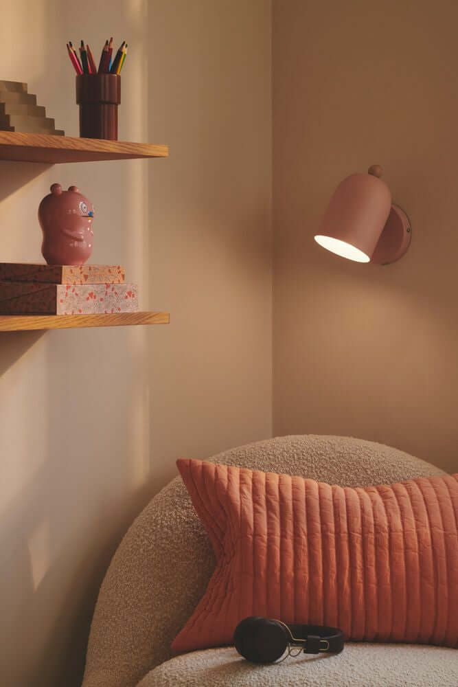 Wandleuchte Gaston in sanften Farbtönen, ideal für Kinderzimmer, bietet gerichtetes Licht mit verstellbarem Schirm.