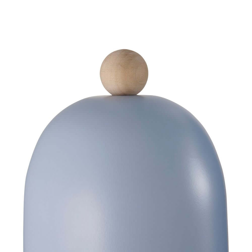 Detailansicht der Wandleuchte Gaston mit abgerundetem, blauen Schirm und Holzdetail.