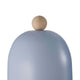 Detailansicht der Wandleuchte Gaston mit abgerundetem, blauen Schirm und Holzdetail.