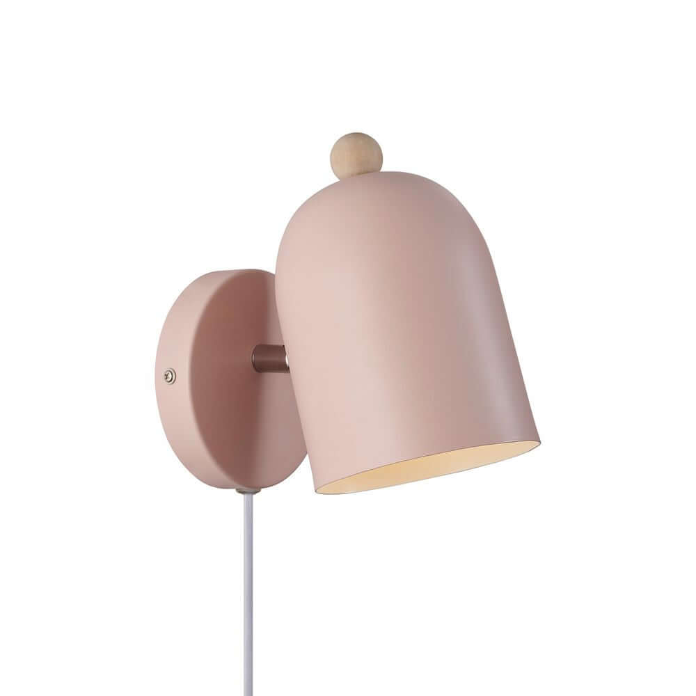 Wandleuchte Gaston in zartem Pink mit abgerundetem Schirm und Holzdetail, ideal für Kinderzimmer.
