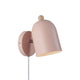 Wandleuchte Gaston in zartem Pink mit abgerundetem Schirm und Holzdetail, ideal für Kinderzimmer.