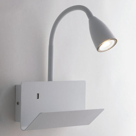 Wandleuchte Gulp mit USB-Ladefunktion in modernem Design für Wohnzimmer und Lesebereich.