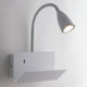 Wandleuchte Gulp mit USB-Ladefunktion, minimalistisches Design für modernes Zuhause, ideal als Leselampe.