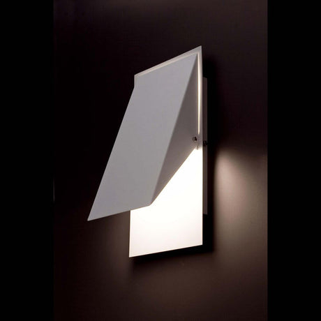 HOMS white wall light on the wall, modern design with a soft glow.