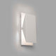 Wandleuchte HOMS Weiß an einer Wand montiert, modernes Design mit klaren Linien und sanfter Beleuchtung.