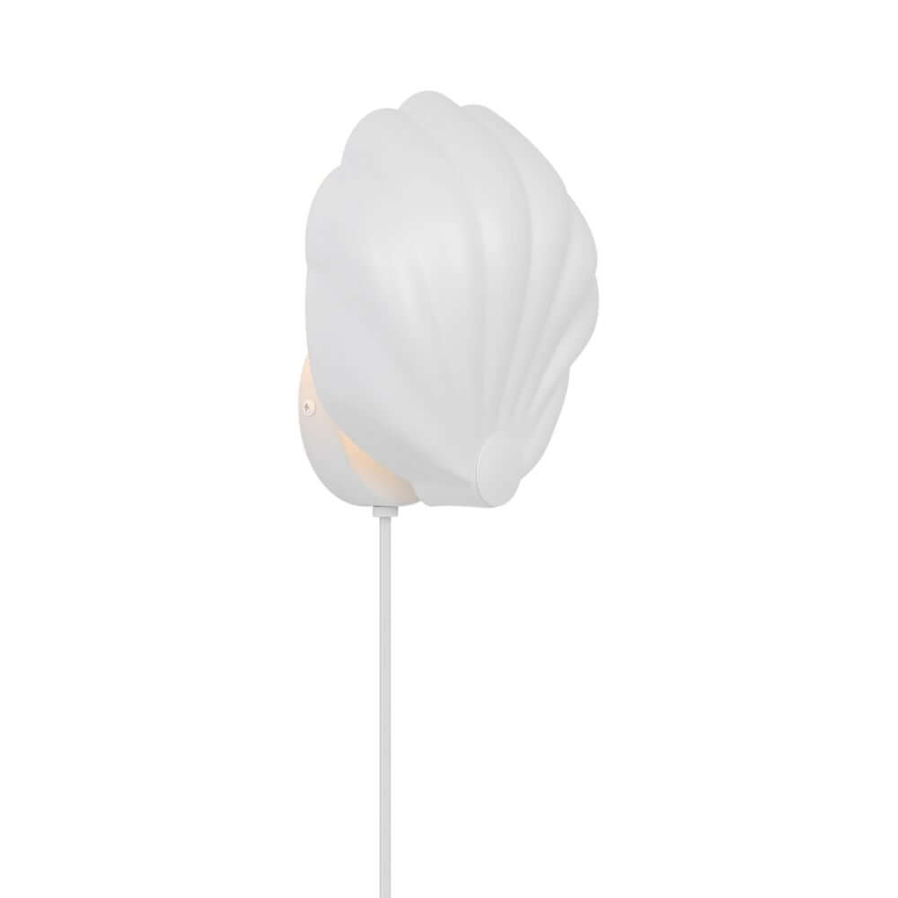 Wandleuchte Konchi in Muschelform mit organisch geformtem Metallschirm und diffusen Licht.