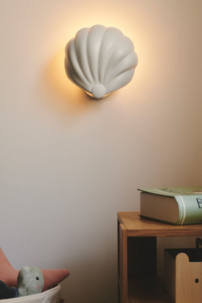 Wandleuchte Konchi, elegante Muschel-Form, organisch geformter Metallschirm, diffuses Licht an der Wand.